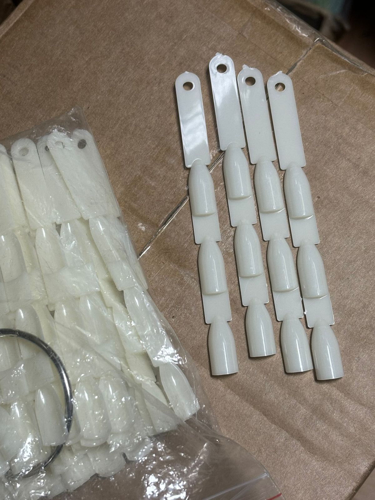 Palette for paints on the ring 3 nails