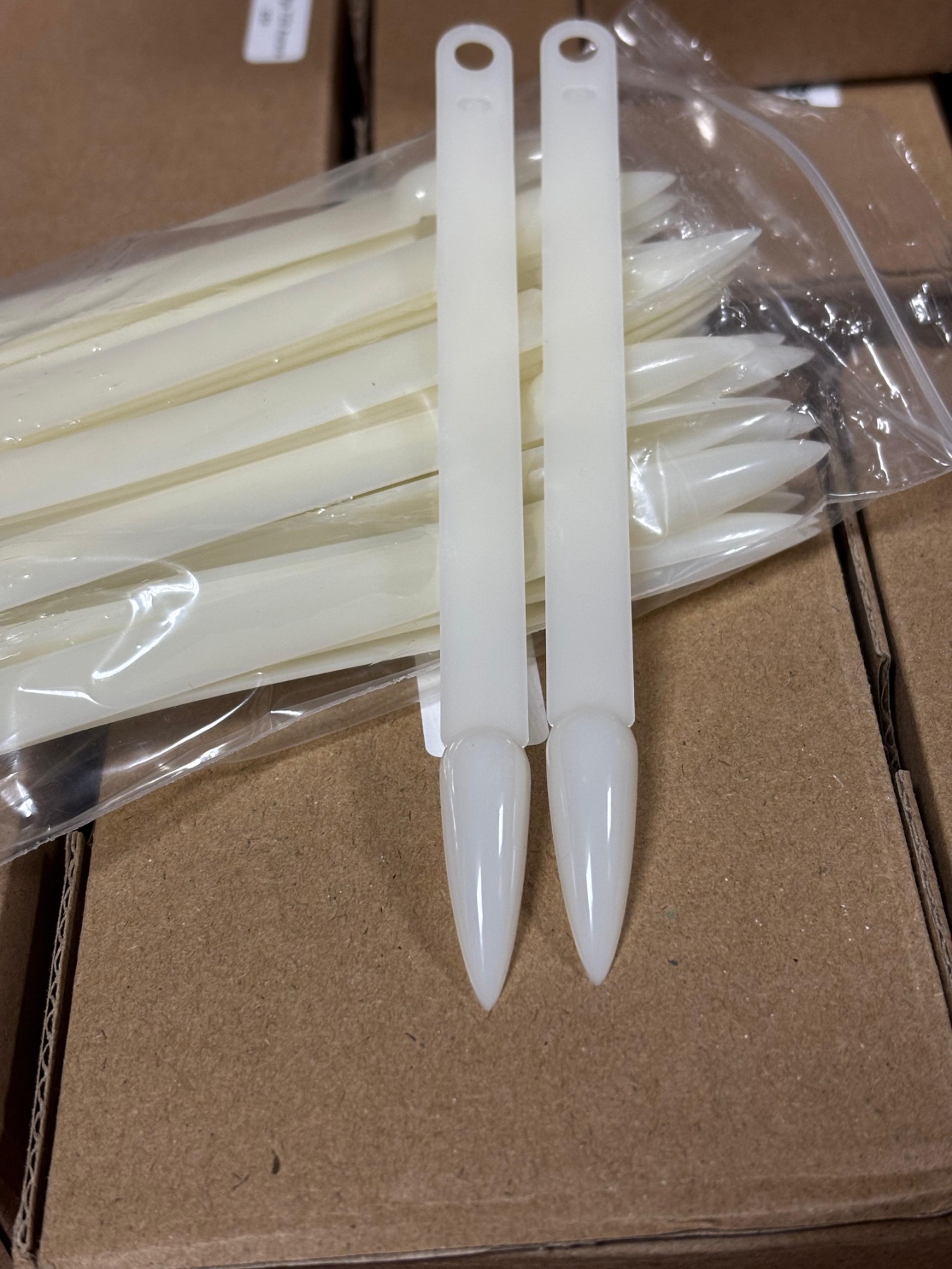 Palette for paints on a ring medium stiletto, milky