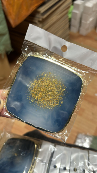 Palette stone (gold leaf) 25