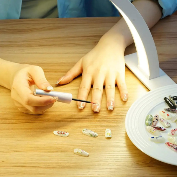 Global Fashion LED Desk Lamp – Adjustable Light for Nail & Beauty | Silver LED Nail Desk Lamp Adjustable Shadowless Light | مصباح اظافر
Global Fashion LED Desk Lamp – Adjustable Light for Nail & Beauty | Silver Professional Nail Lamp for Salon Manicure | اضاءة مناكير